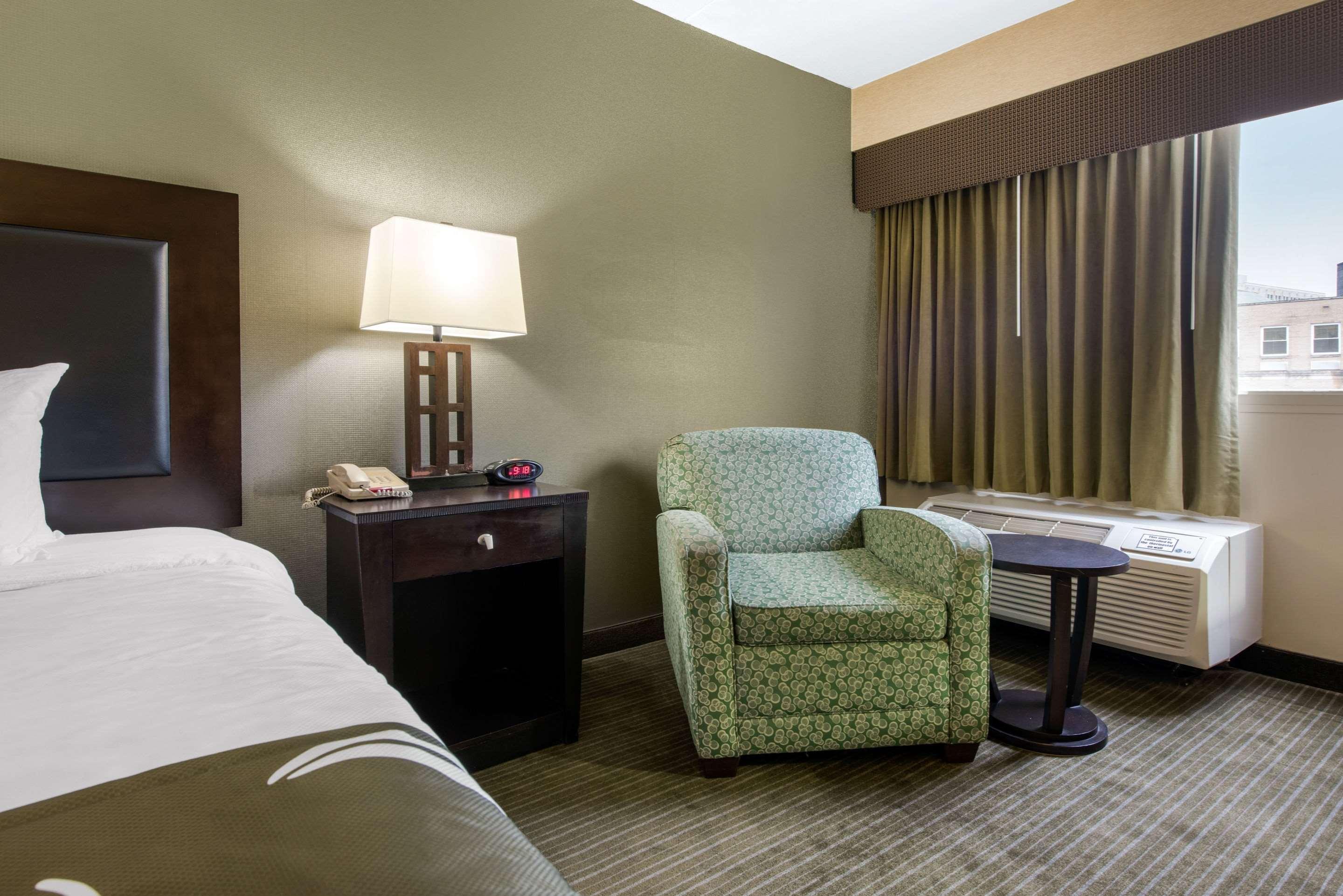 Quality Inn & Suites Charleston - Civic Center Extérieur photo
