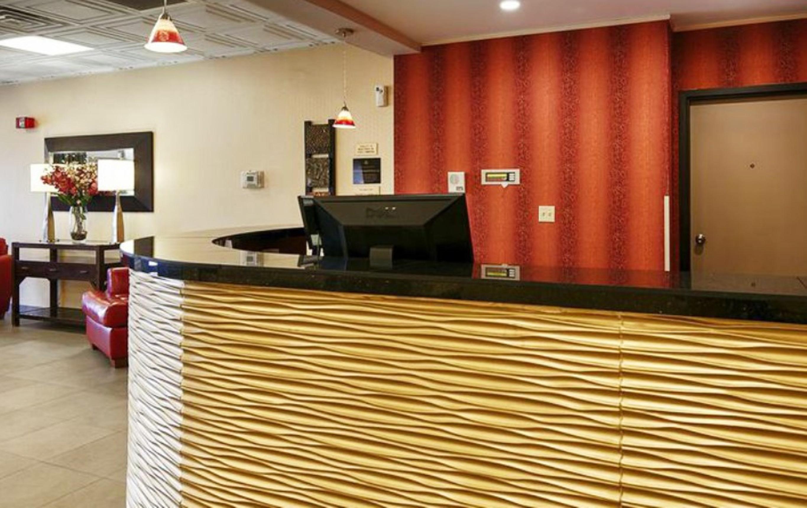 Quality Inn & Suites Charleston - Civic Center Extérieur photo