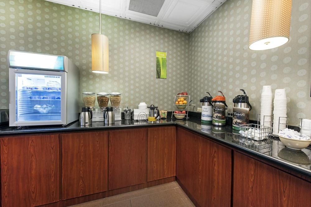 Quality Inn & Suites Charleston - Civic Center Extérieur photo