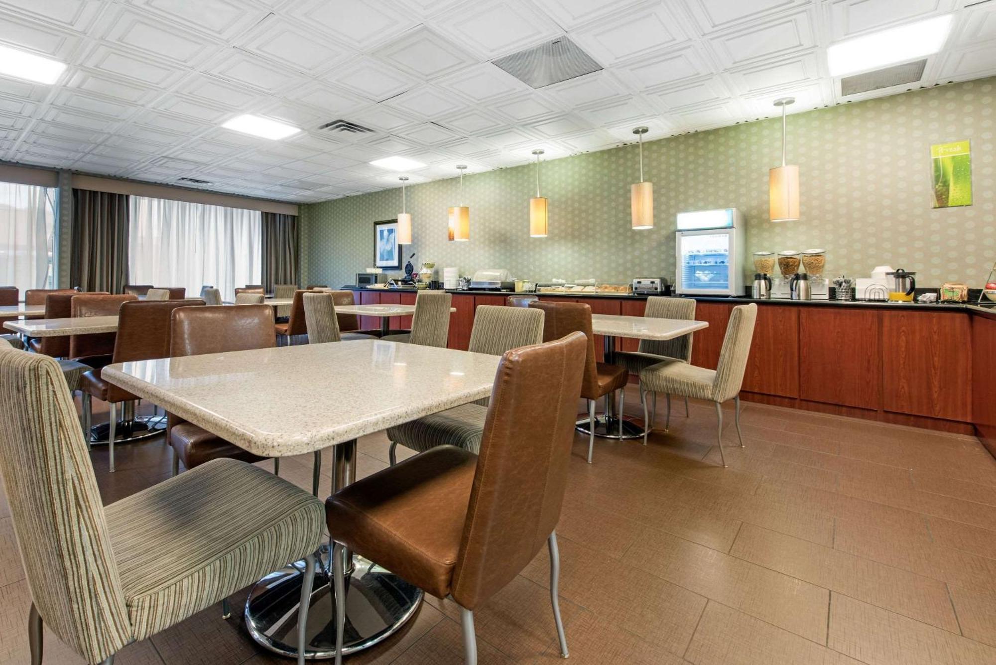 Quality Inn & Suites Charleston - Civic Center Extérieur photo