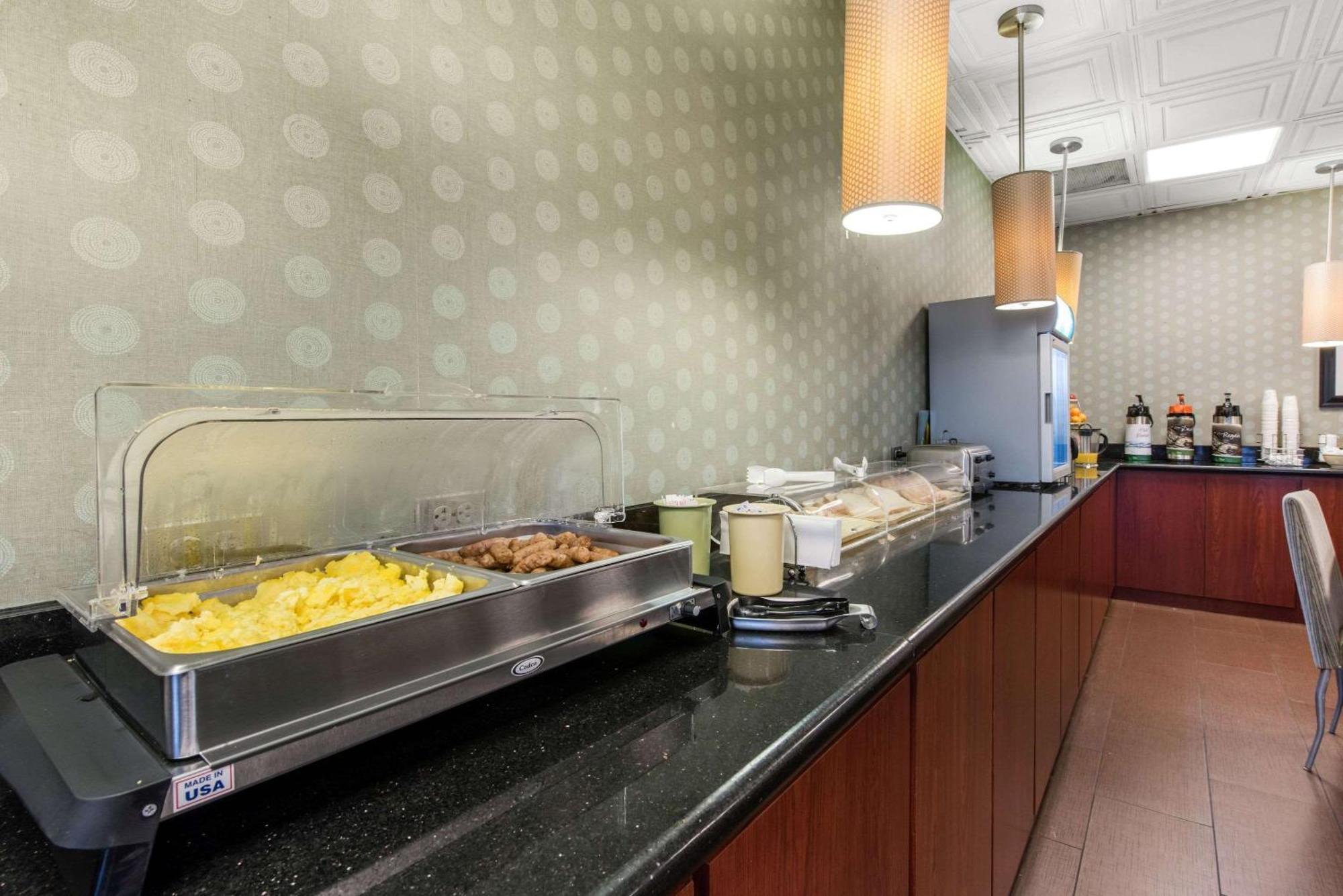 Quality Inn & Suites Charleston - Civic Center Extérieur photo