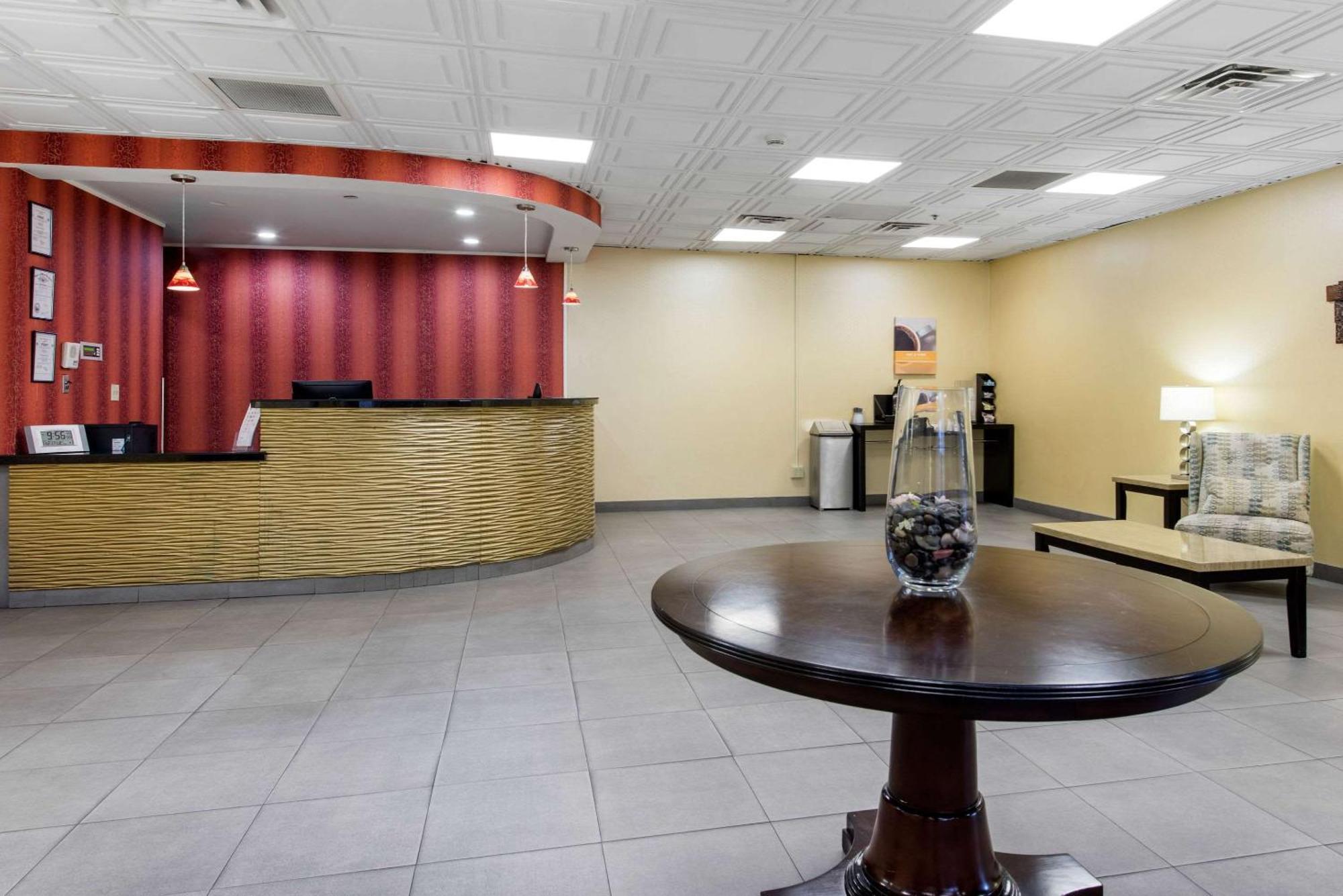 Quality Inn & Suites Charleston - Civic Center Extérieur photo