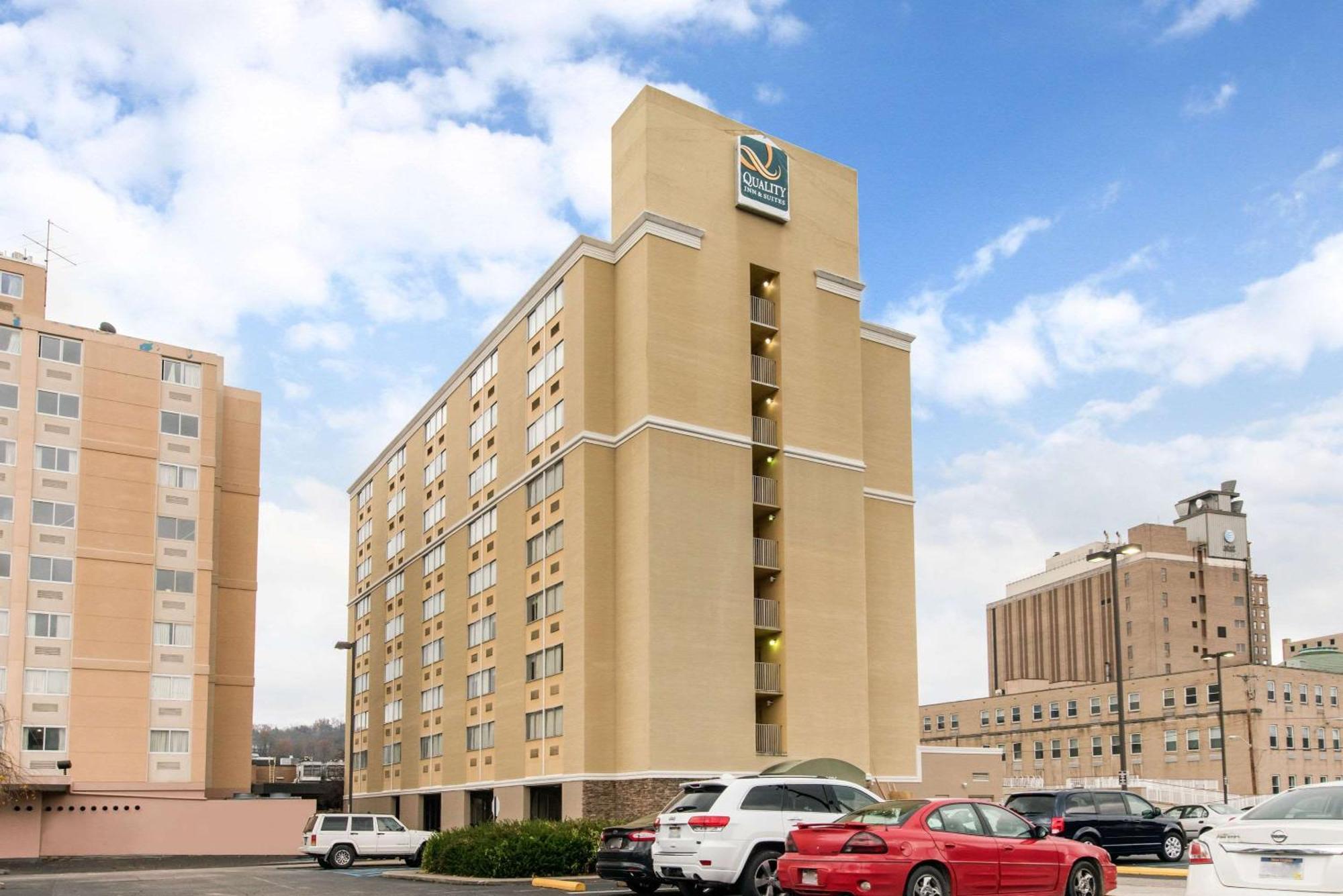Quality Inn & Suites Charleston - Civic Center Extérieur photo