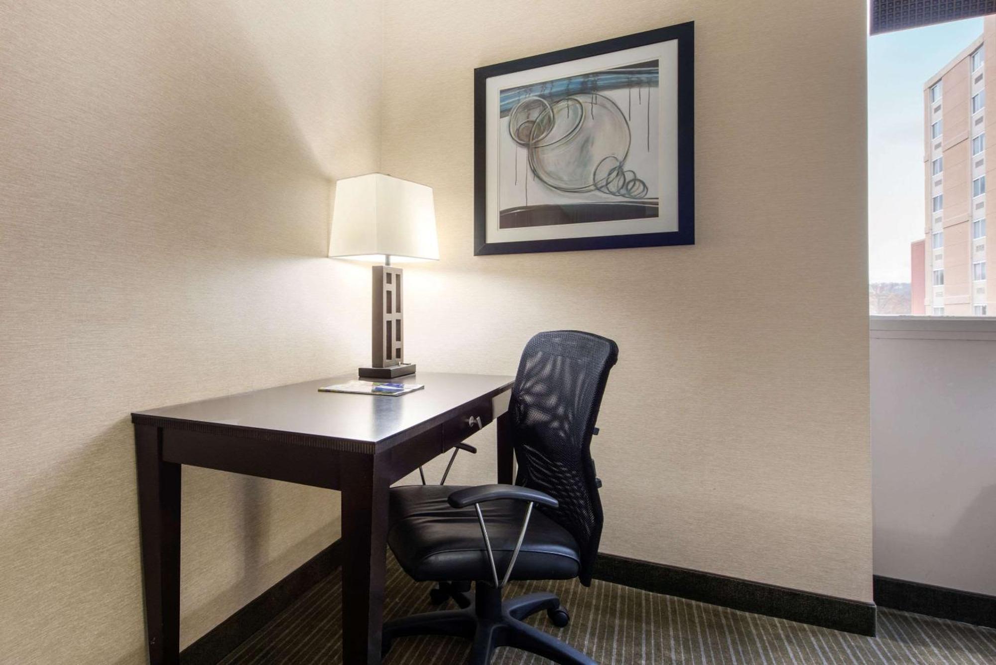 Quality Inn & Suites Charleston - Civic Center Extérieur photo