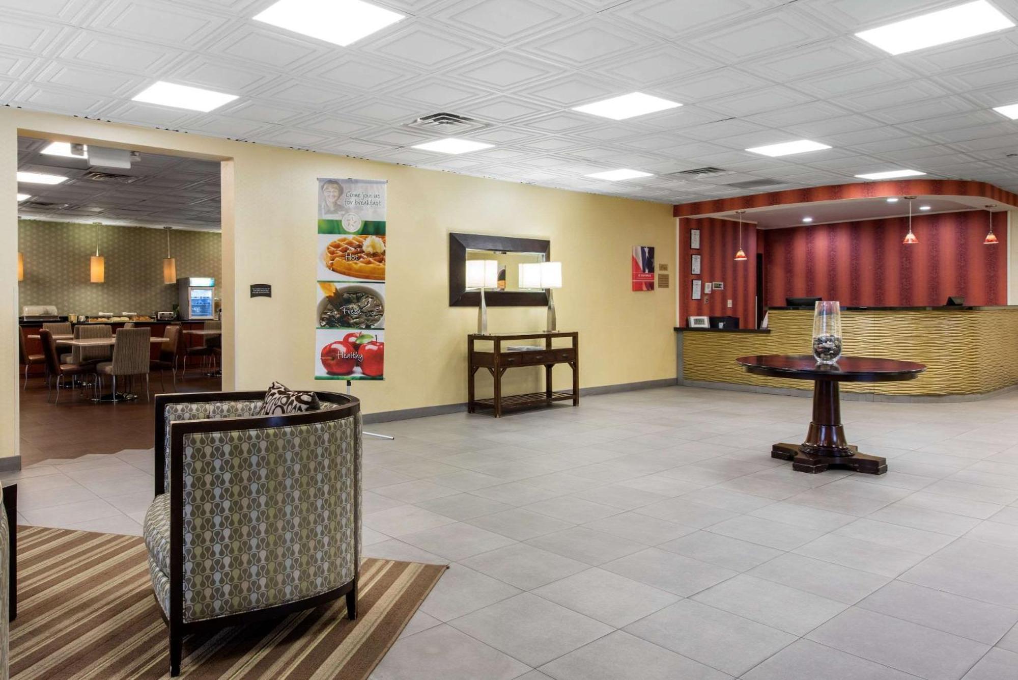 Quality Inn & Suites Charleston - Civic Center Extérieur photo
